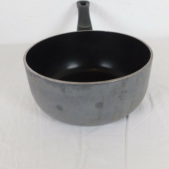Vintage WearEver 2 quart Saucepan with Steam Release Lid 7 3/8 in diam 3 in tall - Picture 3 of 9
